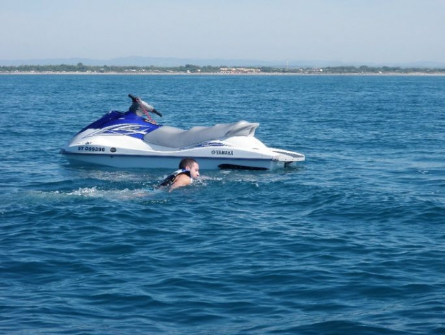  Nadar junto a la jet ski 